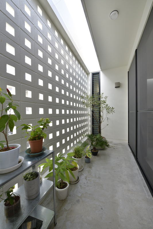 心地よい余白が暮らしを整える 2面テラスに囲まれたミニマルな家