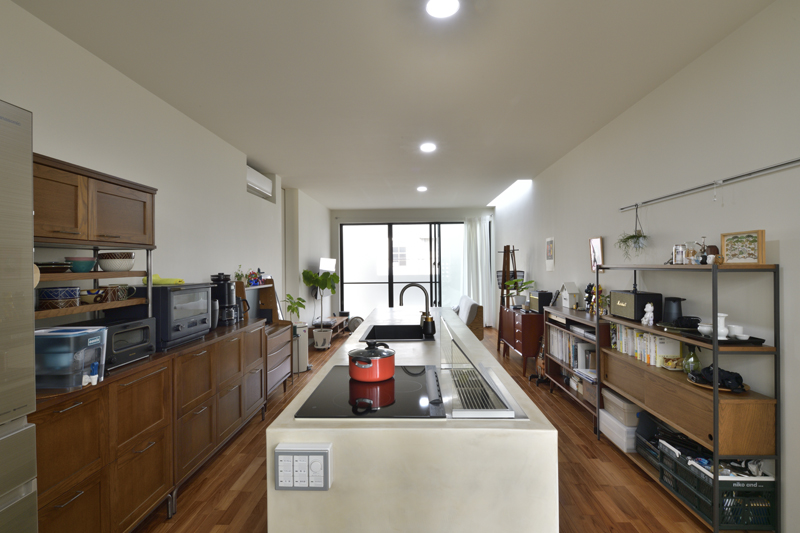 心地よい余白が暮らしを整える 2面テラスに囲まれたミニマルな家