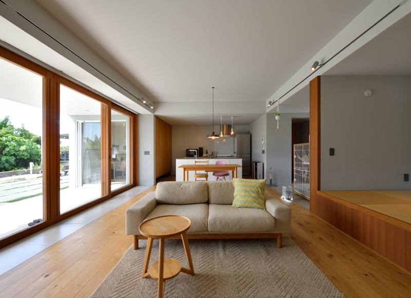 内と外がグラデーションでつながる
２つの離れを抱えた端正な平屋

