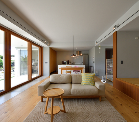 内と外がグラデーションでつながる２つの離れを抱えた端正な平屋