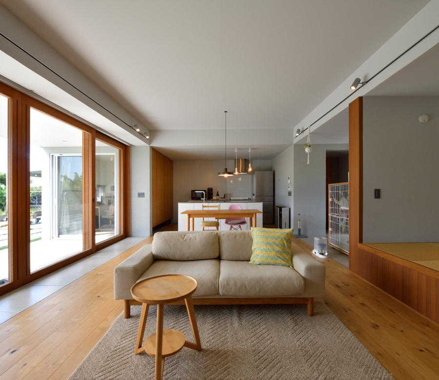 内と外がグラデーションでつながる
２つの離れを抱えた端正な平屋

