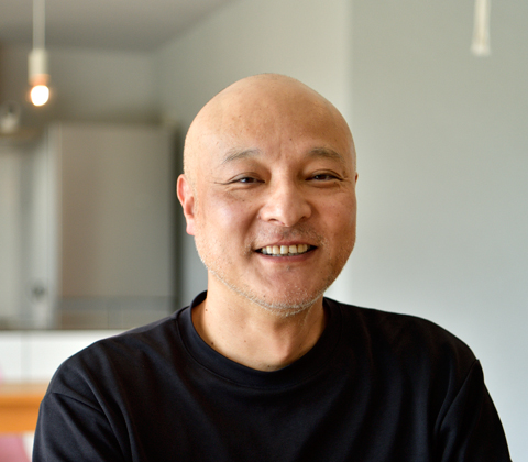 内と外がグラデーションでつながる２つの離れを抱えた端正な平屋