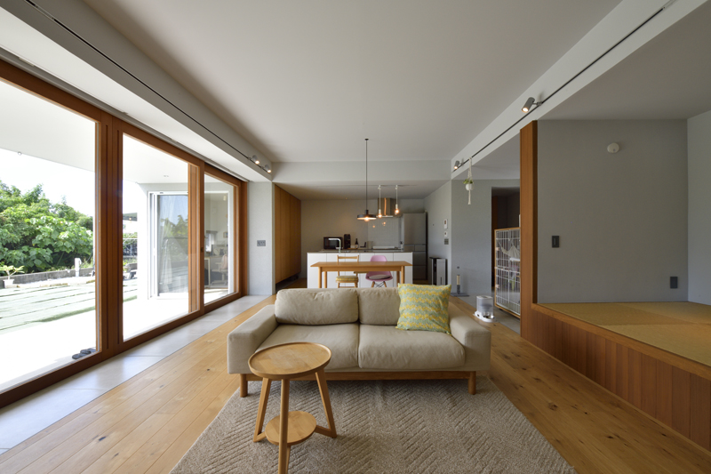 内と外がグラデーションでつながる２つの離れを抱えた端正な平屋