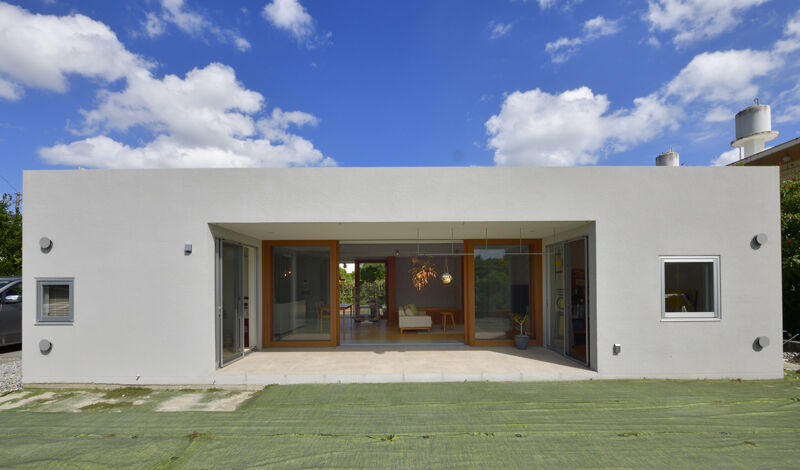 内と外がグラデーションでつながる２つの離れを抱えた端正な平屋