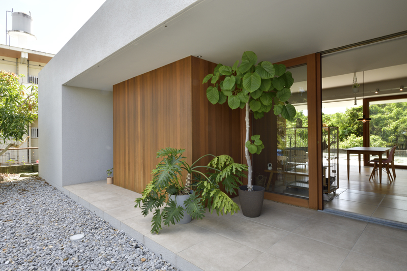 内と外がグラデーションでつながる２つの離れを抱えた端正な平屋