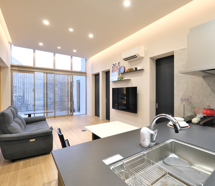 シンプルかつカッコイイを
個性的に仕上げた家

