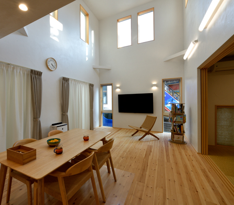 大勢の親戚も家族もプライベートタイムも健やかな美しさで包む自然素材の家