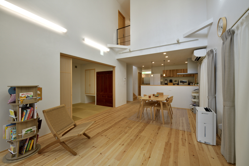 大勢の親戚も家族もプライベートタイムも健やかな美しさで包む自然素材の家