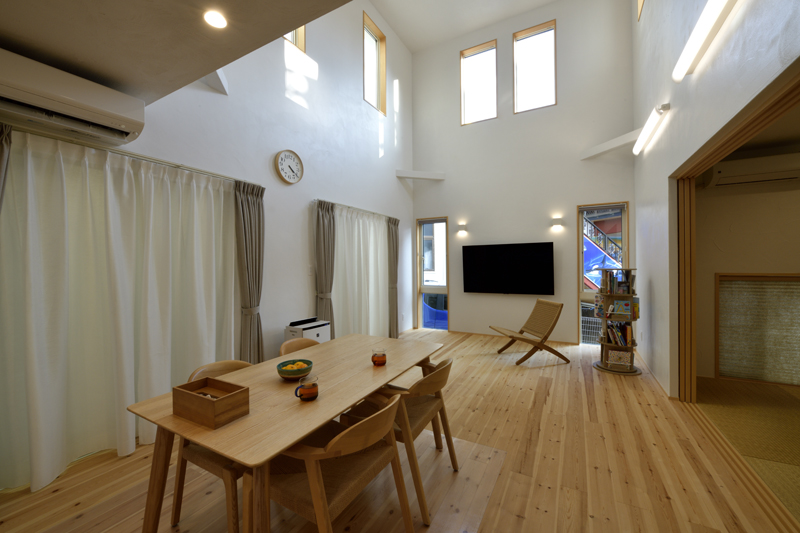 大勢の親戚も家族もプライベートタイムも健やかな美しさで包む自然素材の家