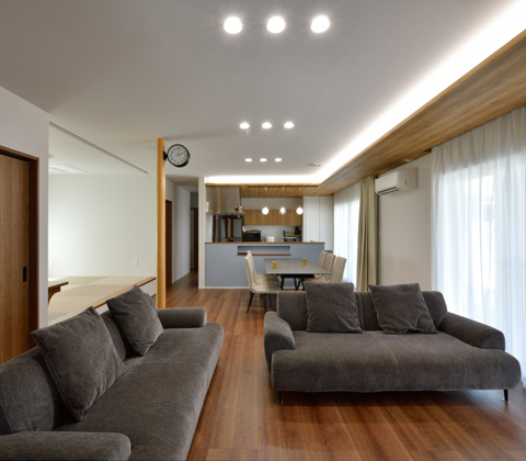 建物やテラスの配置を熟考し、 団らんにゆとりをもたらした家