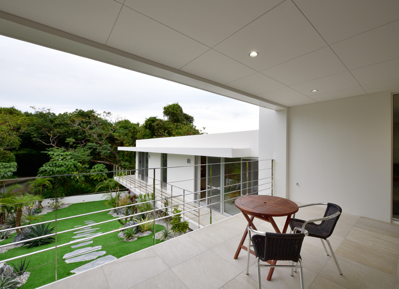 敷地の傾斜に沿って居室が広がり視界が抜ける 
森と海を望む「華」のある家
