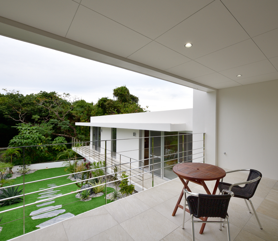 敷地の傾斜に沿って居室が広がり視界が抜ける 
森と海を望む「華」のある家
