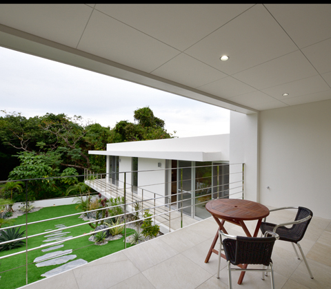 敷地の傾斜に沿って居室が広がり視界が抜ける 森と海を望む「華」のある家