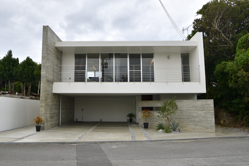 敷地の傾斜に沿って居室が広がり視界が抜ける 森と海を望む「華」のある家