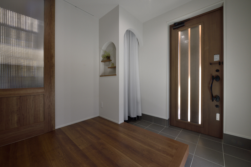 建物やテラスの配置を熟考し、 団らんにゆとりをもたらした家