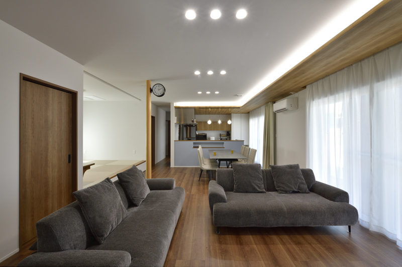 建物やテラスの配置を熟考し、 団らんにゆとりをもたらした家