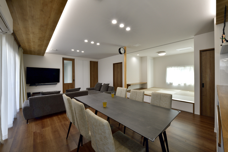 建物やテラスの配置を熟考し、 団らんにゆとりをもたらした家