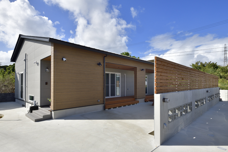 建物やテラスの配置を熟考し、 団らんにゆとりをもたらした家