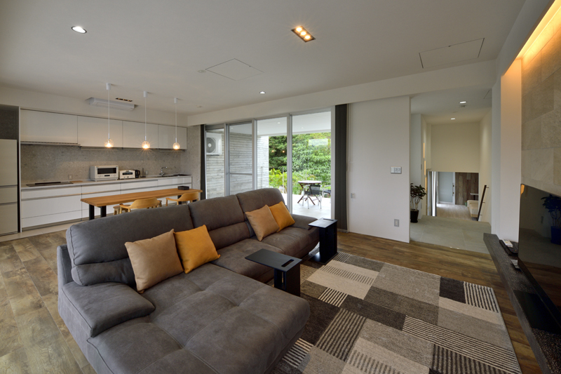 敷地の傾斜に沿って居室が広がり視界が抜ける 森と海を望む「華」のある家