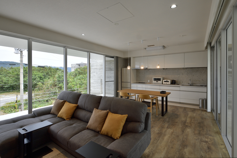 敷地の傾斜に沿って居室が広がり視界が抜ける 森と海を望む「華」のある家