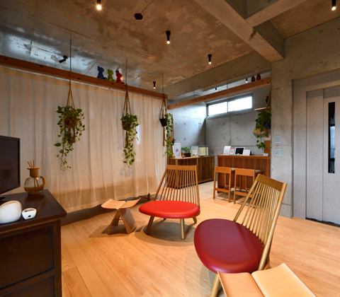迫力とスマートさが同居した 職住一体の3階建ての家
