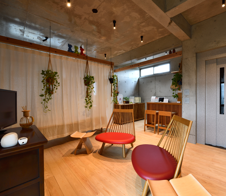 迫力とスマートさが同居した
職住一体の３階建ての家























