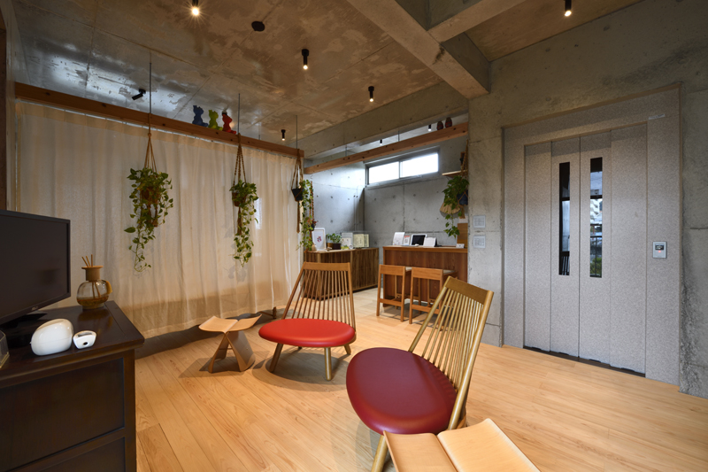 迫力とスマートさが同居した 職住一体の3階建ての家