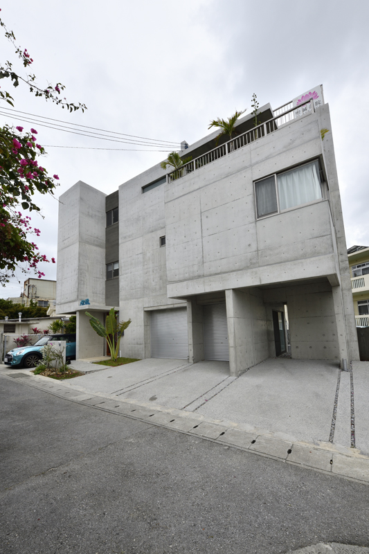 迫力とスマートさが同居した 職住一体の3階建ての家